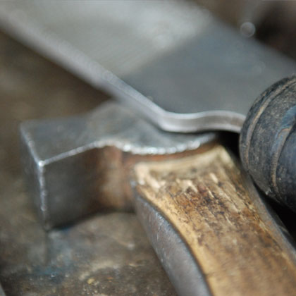 Hufschmied-Werkzeug: Hammer und Pfeile